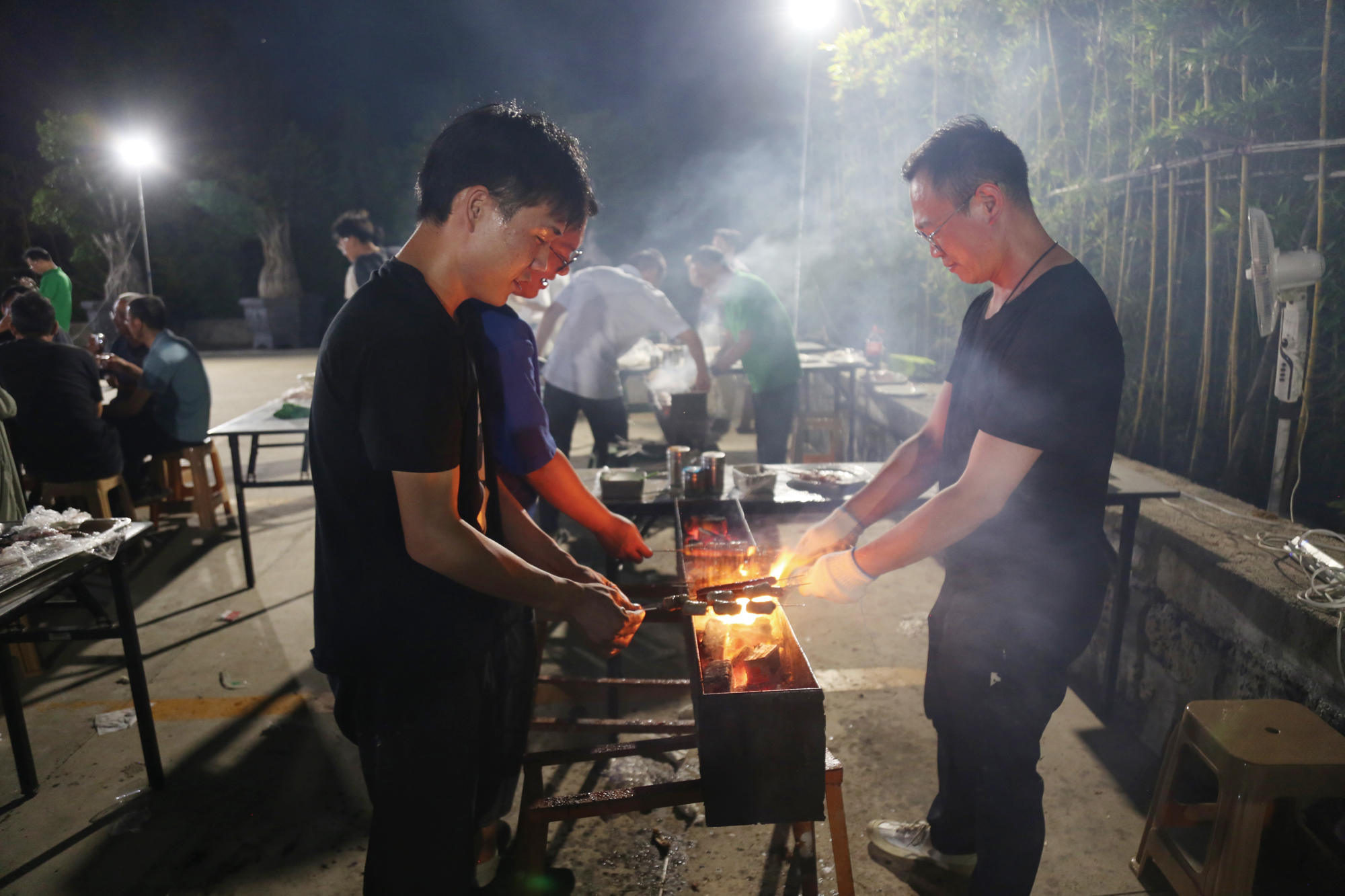 凝心聚力 一路前行 ——集团公司消夏文艺晚会点燃员工文化生活(图3)