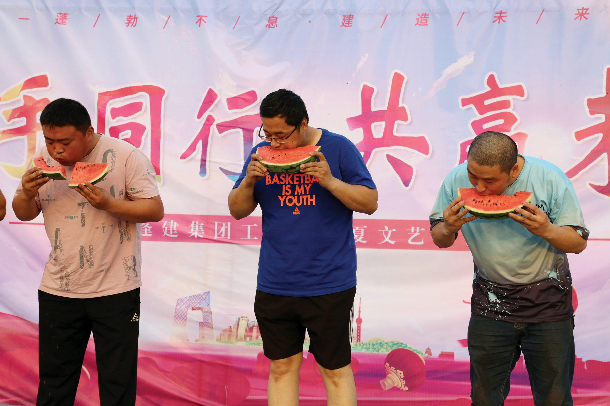 携手同行 共赢未来 ——蓬建集团工业园消夏文艺晚会激情上演(图2)