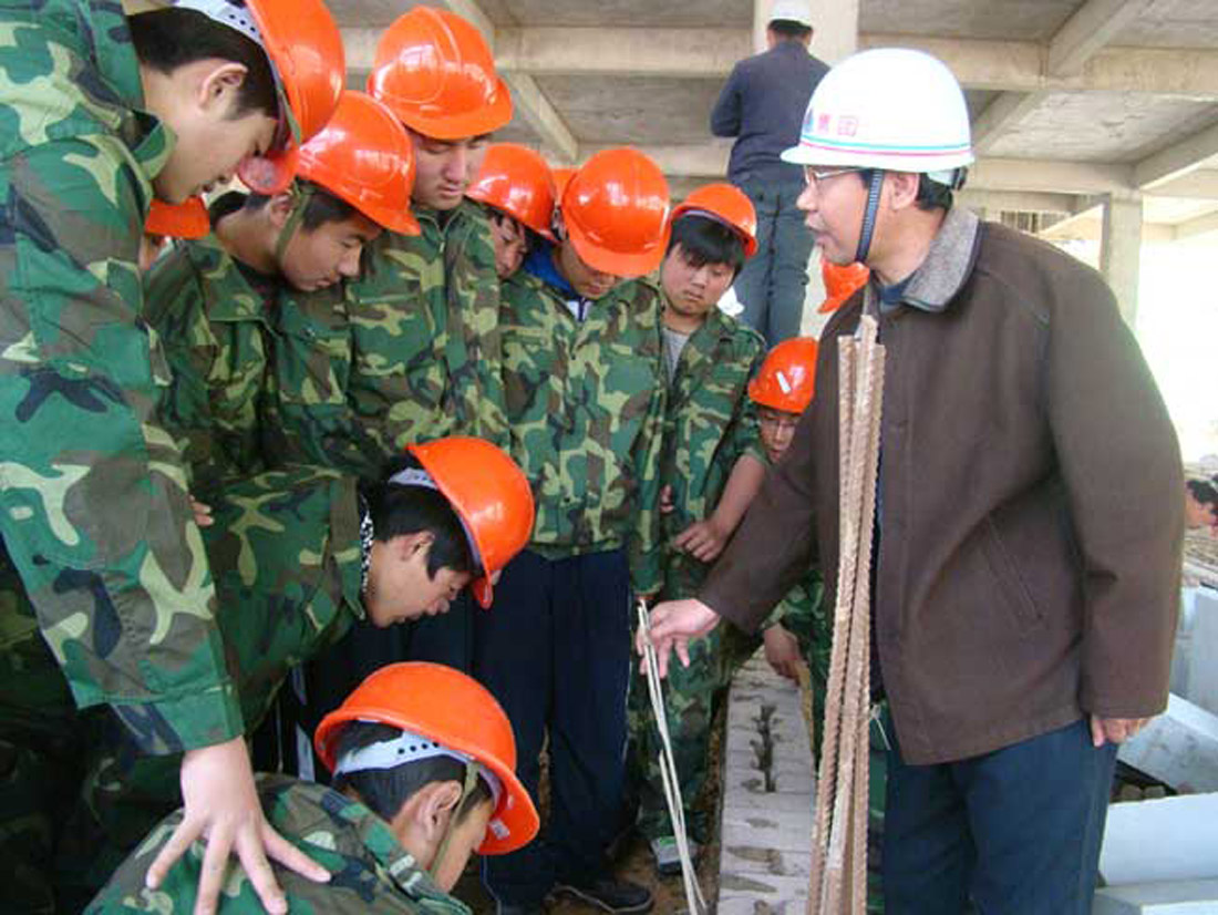 “蓬建建筑综合班”学生参观工地(图1)