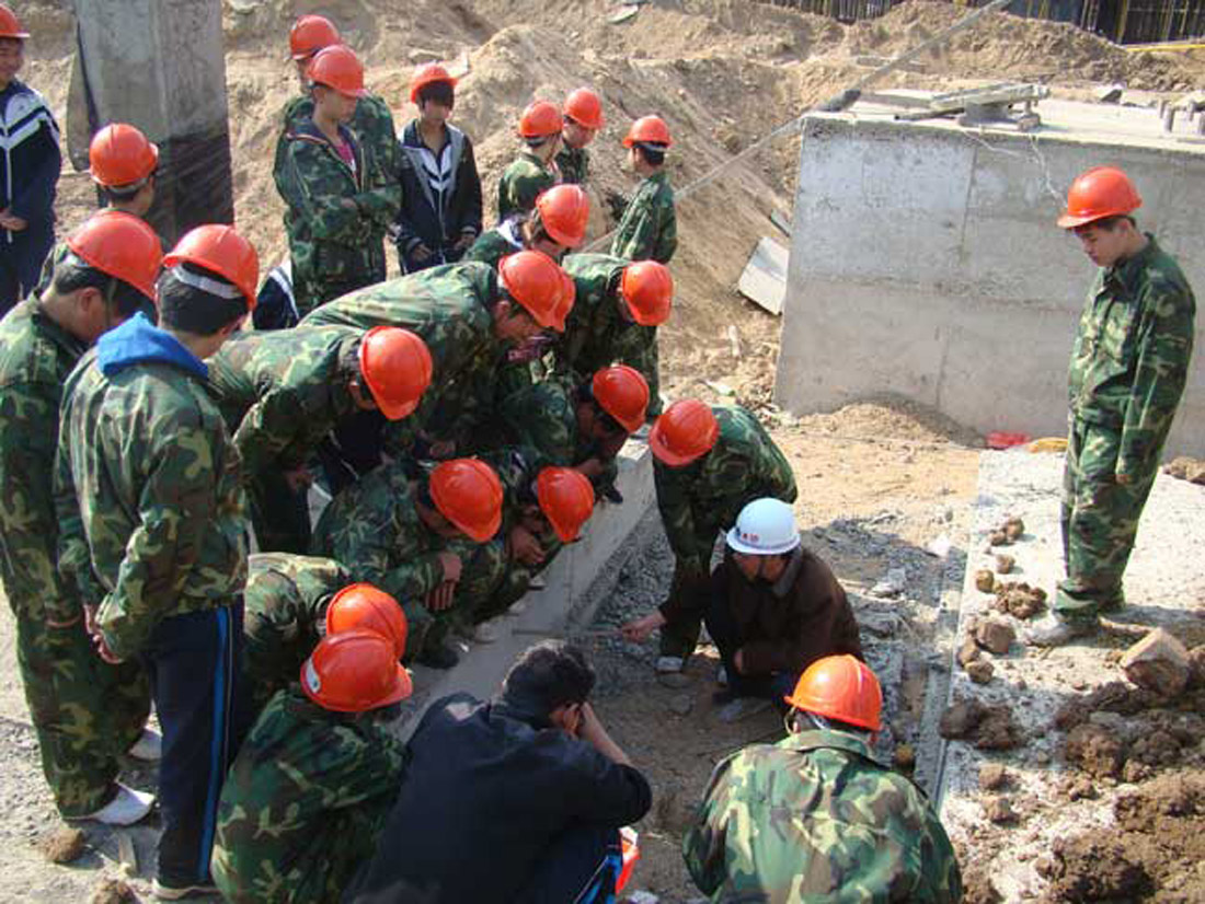 “蓬建建筑综合班”学生参观工地(图2)