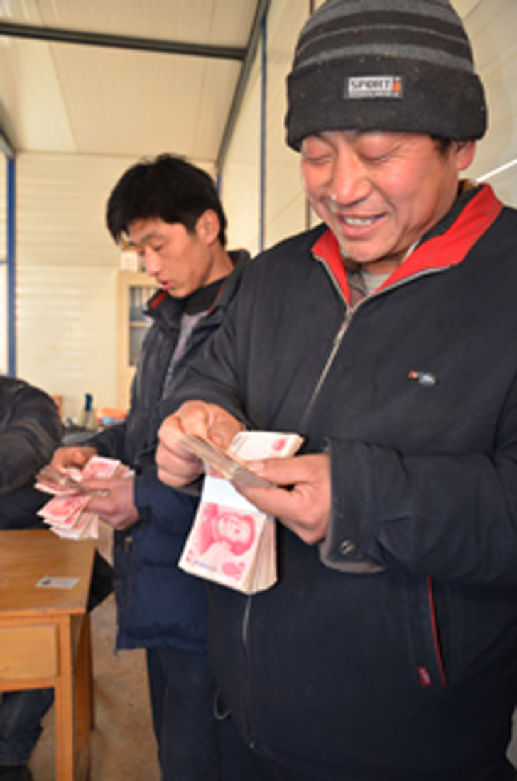 领到工钱回家心里踏实，明年还来蓬建打工(图2)